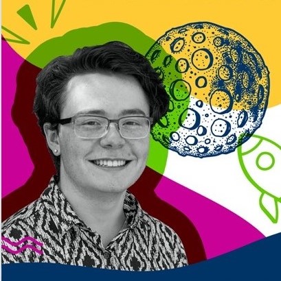un estudiante le sonríe a la cámara, olas de colores brillantes se ven en el fondo